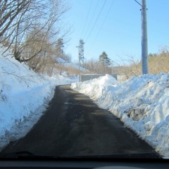 農場へ登る道は車一台通れるだけ、除雪作業中で農場までは行けませんでした