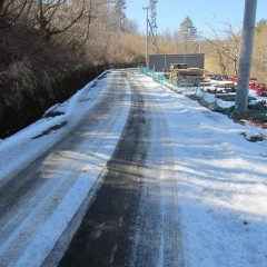 農場へ登る道は未だに雪の溶けない日陰もあります