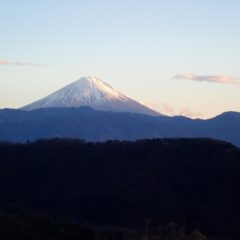 富士山が夕陽に照らされています