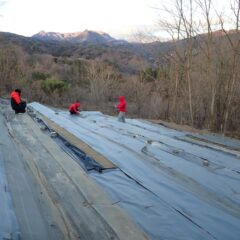 こちらでは春に向けて畑の改良作業中