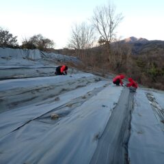 冷たい強風に煽られながら作業をしています