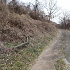 農道にも沢山のコンクリート支柱や鉄線が沢山放置されています