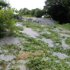 斜面の作業は重労働です