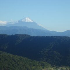 作業が終わる頃に雲が切れて雪化粧した富士山が現れました