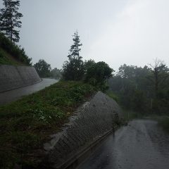 すると暗雲が立ち込め雷鳴が轟き土砂降りの雨になってしまい作業中止となりました