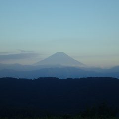 夕暮れに浮かぶ富士山