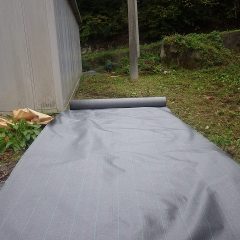 再び草が伸びない様に防草シート張り