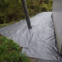 防草シートを張り終わる頃には雨が本降りになりました