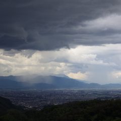 雷鳴と共に暗雲が立ち込め甲府の街には雨が降っているようです