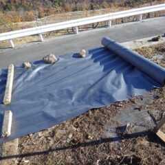 刈り取った草の片づけ作業が終わったので防草シートを張り直す事にしました