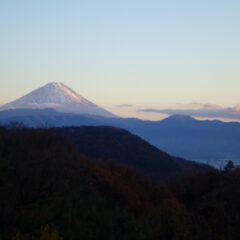 富士山を夕陽が照らしています