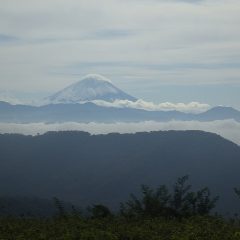 雲を突き破る富士山