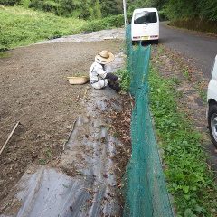 農機具置き場前の除草作業も何とか終了です