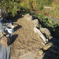 石垣に生えている雑草を除草します