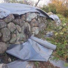 除草が終わったら防草シートを張ります