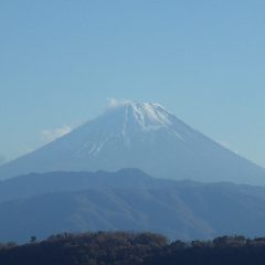 農場には冷たい風が吹き、富士山が雪煙を巻き上げています