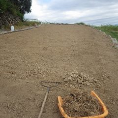 除草した草の残りや小石を集めながら整地作業終了