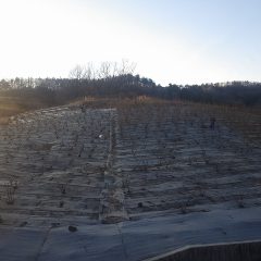 日が陰ると一気に気温は下がり、凍えるような寒さのなかで陽が沈むまで作業は続けらています