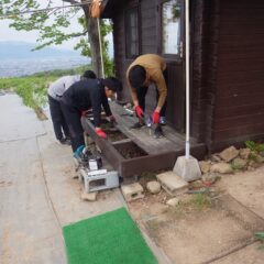 農場のログハウスデッキの修復作業中