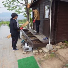 腐食してしまった板を取り外します