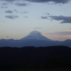 作業が終わると富士山の山頂がすっぽりと笠雲に覆われていました