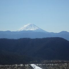 今日も冷たい強風が吹き荒れて富士山は雪煙を舞い上げています