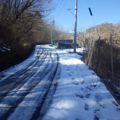 農場に向かう農道の日陰は凍った雪がまだ残っています