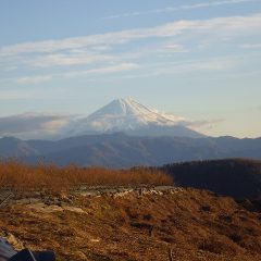 夕日に照らされた富士山を見ながら作業は続いています
