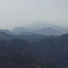 曇天の農場から周囲の山がまるで水墨画の様に見えます