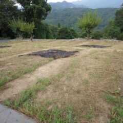 草刈り作業中に先日刈った草の片付け作業も同時進行