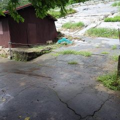 前日の雨が農場から道路へ流れ出た跡が残っています