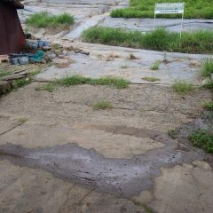 排水溝が機能して昨日の雨水が道路に流れ出た跡は残っていません