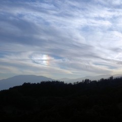 そして夕陽が山に沈む僅かな間、虹色の雲が現れました