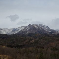 周りの山々には雪が降ったようで雪化粧しています