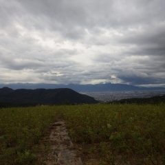 作業が終わると空には不穏な雲が広がり始めました