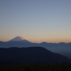 作業が終わると夕陽に富士山が照らされていました