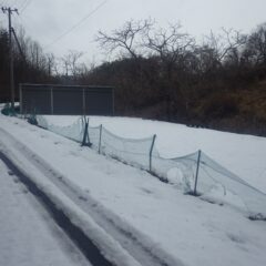 農場に続く農道も日陰の部分にはまだ雪が残っています