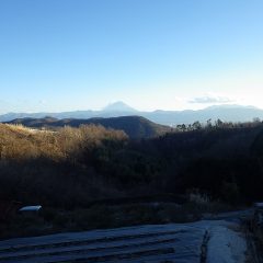 夕暮れになって雲に隠れていた富士山が姿を見せました