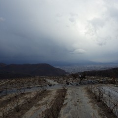 夕方になり、低気圧の影響か急に暗雲が立ち込めて雨交じりの冷たい風が吹き荒れてきたので作業中断となりました