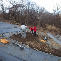 機械が入らない斜面を地道に手作業で耕しています