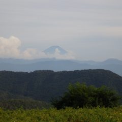 除草作業が終わると雲の間から富士山頂が現れました