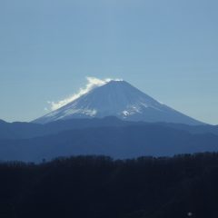 今年最後の農場は寒風が吹き荒れ富士山も雪煙を舞上げています